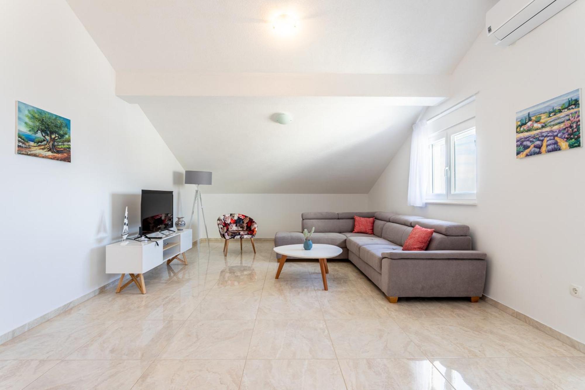 Villa Ana Perfect For Families With Kids And Groups,House With Heated Pool Podstrana Exterior photo